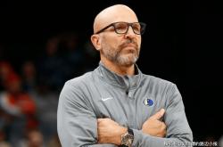 阿扎伦卡遭遇七持续失利，独行侠教练压力巨大！(阿丽克丝布莱肯瑞吉露)-九游会j9登陆